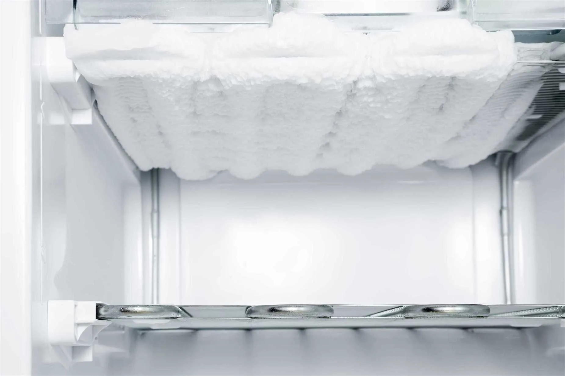 How- to-defrost-a-freezer image from the inside of the frozen freezer